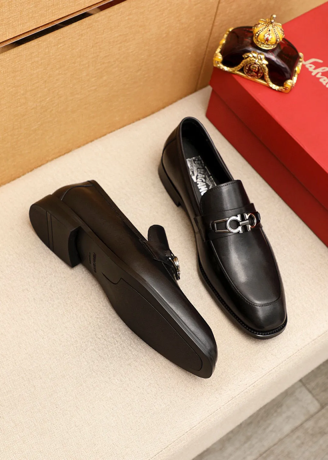 Men's shoes💰460💰 Product trademark: Ferragamo "Ferragamo" casual leather shoes Regular size: 38-44 (45🉑️customized) Product materials: Selected imported first-layer calfskin upper + luxury hardware buckle, imported water-dyed cow leather lining. Strong three-dimensional visual effect, original outsole color: 1⃣️color optional